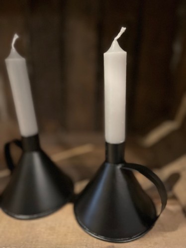 Porte bougie entonnoir ☆ métal avec bougie grise 10*10*9cm