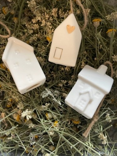 Lot de 3 petites ☆ maisonnettes céramique blanche à suspendre 6*2,5*3cm-MS87